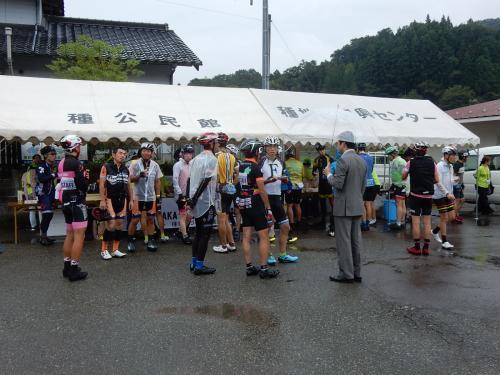 レース後の選手たちに労いの声をかける市長の写真