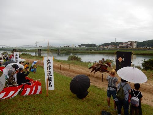 流鏑馬を見守る観客らの写真