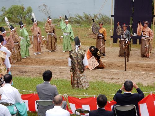 流鏑馬神事を見守る市長らの写真