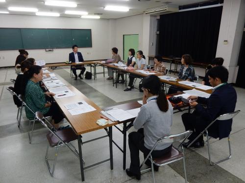 市長のおじゃましますの会で挨拶を述べる市長の写真