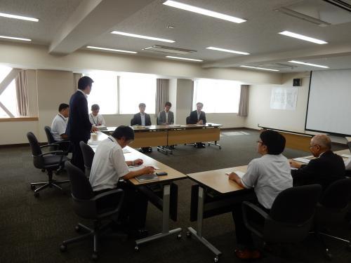 スマートシティ意見交換会にて挨拶を述べる市長の写真
