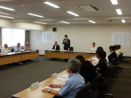 オリパラ実行委員会にて挨拶を述べる市長の写真