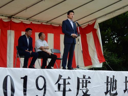 ダイワボウレーヨン地域交流会のステージで挨拶を述べる市長の写真