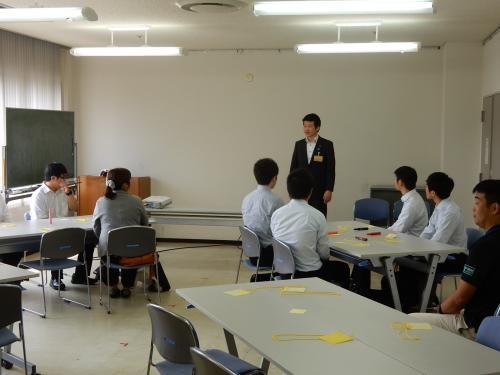 石見企業見学ツアーにて挨拶を述べる市長の写真