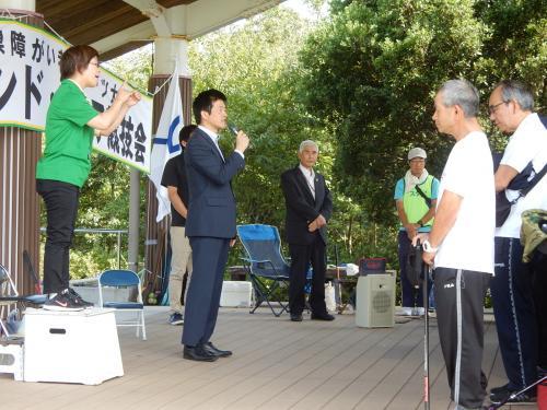 身体障がい者スポーツ大会にて挨拶を述べる市長の写真