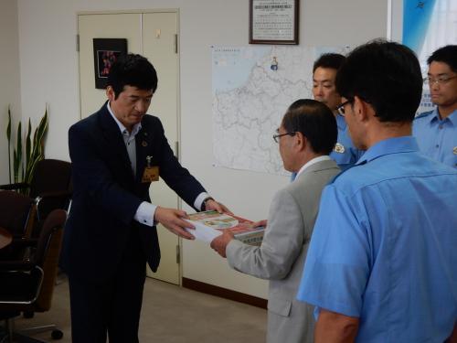 特殊詐欺防止チラシ贈呈式の様子の写真
