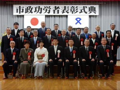 市政功労者表彰式典に参加した方々での集合写真
