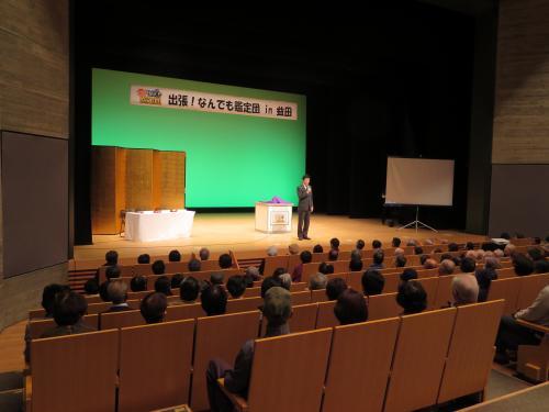 「出張！なんでも鑑定団」の収録が行われる会場の様子の写真