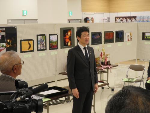 フォトコンテストの表彰状授与式にて挨拶をする市長の様子の写真