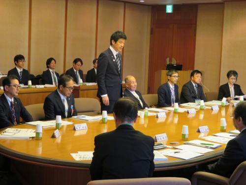 姉妹都市サミットにて挨拶をする市長の様子の写真