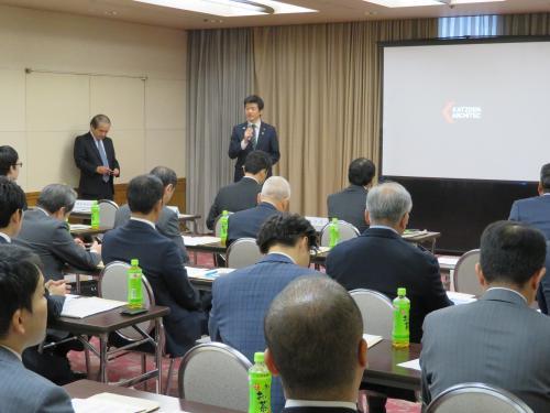 企業進出セミナーにて挨拶をする市長の様子の写真