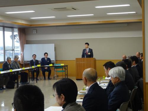 消防団幹部会にて挨拶をする市長の様子の写真