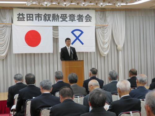 受賞者会にて挨拶をする市長の様子の写真