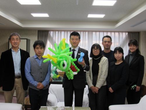 バルーンアート全国大会の説明に参加した方々での集合写真