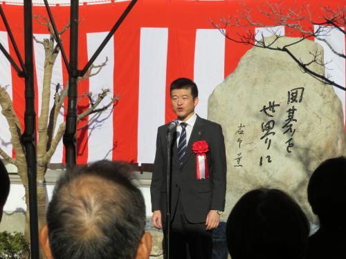 除幕式にて挨拶をする市長の様子の写真