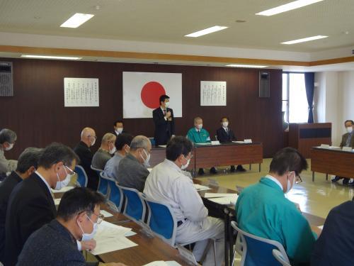 交通安全委員会にて挨拶をする市長の様子の写真
