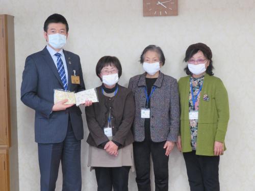ナルクマスク贈呈の際の集合写真