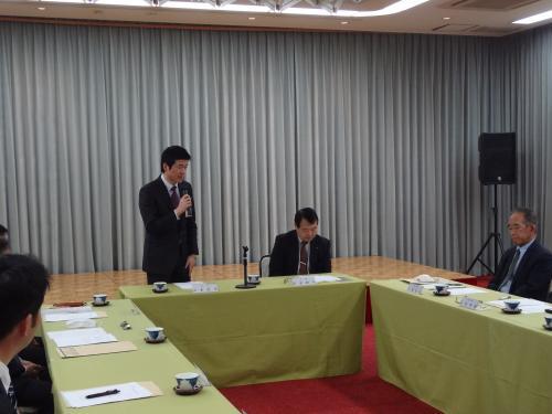商工会議所意見交換会にて挨拶をする市長の様子の写真