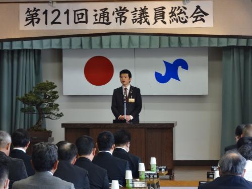 商工会議所通常議員総会にて挨拶をする市長の様子の写真