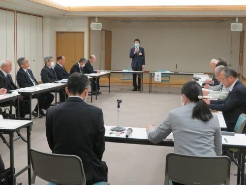 観光協会理事会にて挨拶をする市長の様子の写真