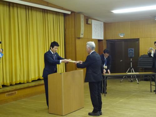 匹見産広葉樹看板交付の様子の写真