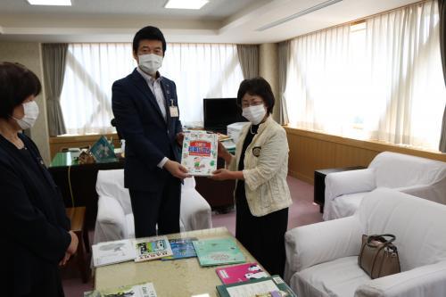 市立図書館書籍寄贈式が行われている様子の写真
