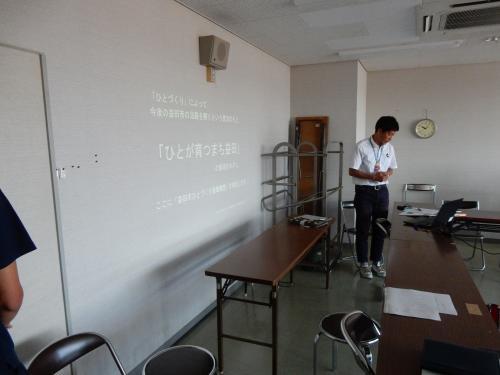 立って話をする男性の写真