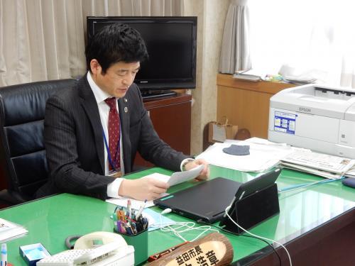 オンラインで知的財産セミナーに出席する市長の写真
