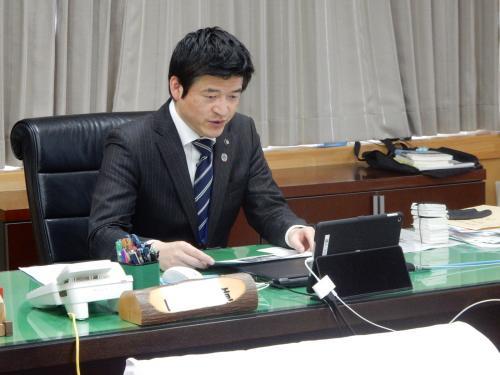 オンラインで企業立地セミナーに出席する市長の写真