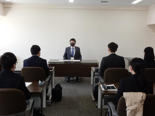 市長の講話に傾聴する新規採用職員らの写真