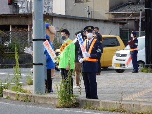 交通安全街頭キャンペーンにてプラカードを手に道路わきに立つ市長らの写真