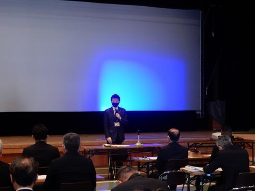 教育行政等説明会にて挨拶を述べる市長の写真