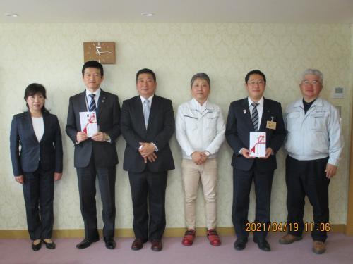 市内小中学校への備品寄贈式にて株式会社ワークスの代表者らとの記念写真