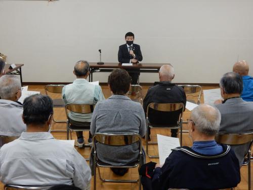 市長と語り合う会（北仙道）にてマイクを持つ市長の写真