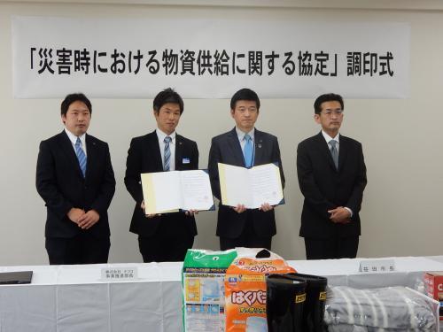 ナフコとの協定調印式にて調印書を手に記念写真
