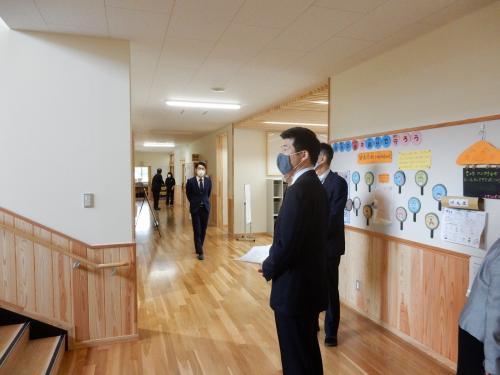 市長が中西小学校新校舎の内覧をしている様子の写真