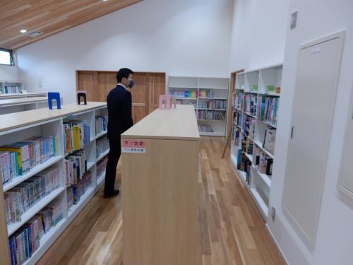 中西小内覧にて図書室を見学している様子の写真