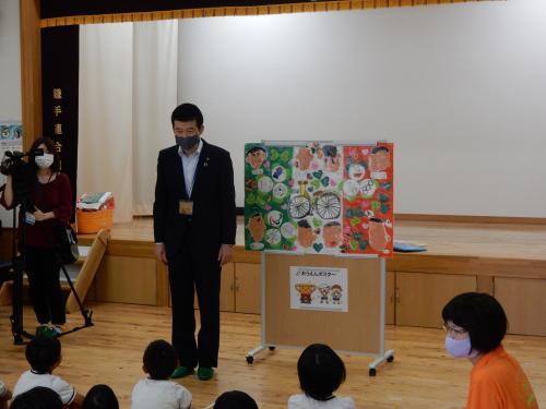 鎌手保育所にてアイルランド絵本贈呈している様子の写真