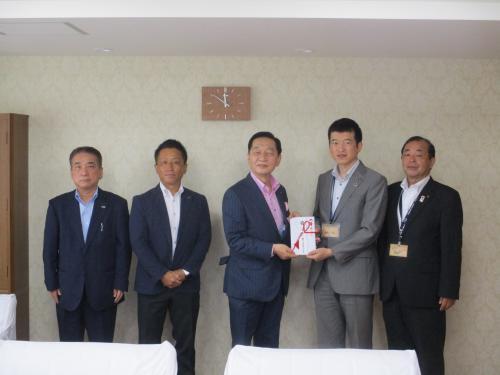 サン電子工業株式会社の代表者らとの集合写真