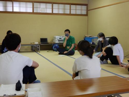 「夏休み！算数・数学パワーアップ教室」にて市長の話に耳を傾ける学生らの写真