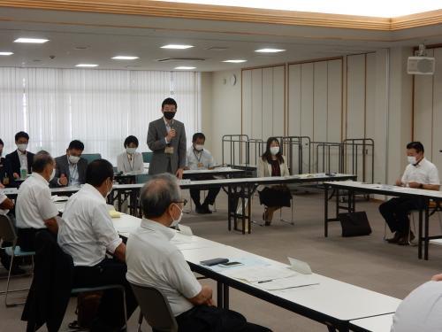益田市国民健康保険事業運営協議会にて挨拶を述べる市長の写真