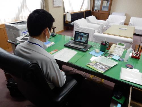 市長がJICA海外協力隊の椋航平さんとWEB形式で面会している様子の写真