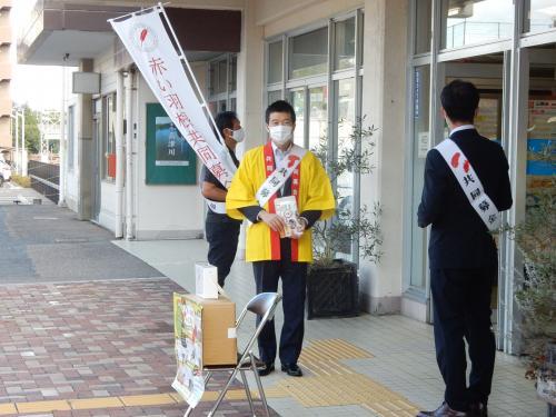 JR益田駅で黄色いはっぴを着て市長が街頭募金活動を行っている様子の写真