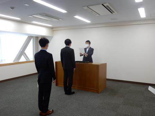 辞令交付式の様子の写真