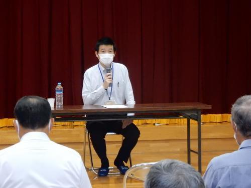 中西公民館で市長がマイクを持って語り合っている様子の写真