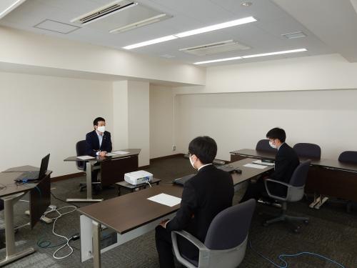 新規採用職員2名と市長講話を行なっている様子の写真