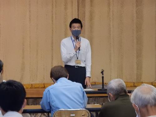 東仙道公民館にて市長がマイクを持って語り合う会に参加している様子の写真