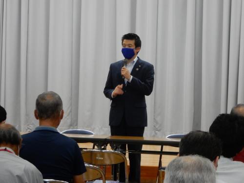 スタッフ説明会にて市長がマイクを持って話をしている様子の写真