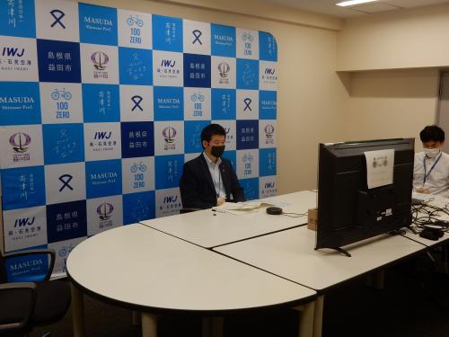 WEB形式で参加中の市長の様子の写真