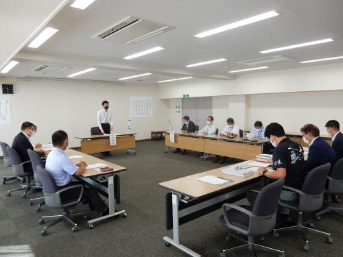 参加者に対し市長が挨拶している様子の写真
